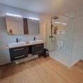 Salle de bain moderne rénovée avec douche italienne à Chimay