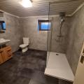 Salle de bain rénovée moderne avec douche à l’italienne à Chimay